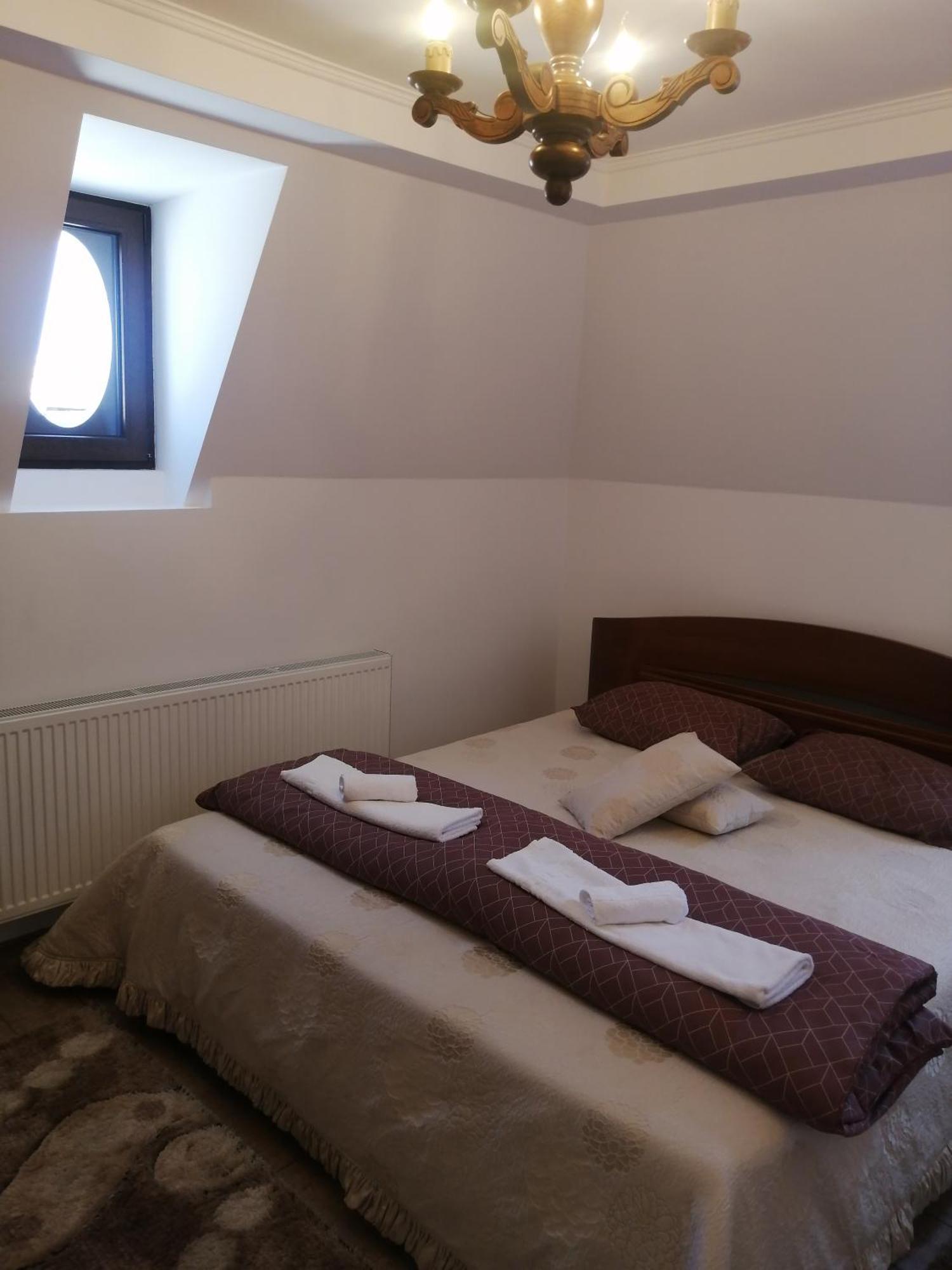 Casa Continentelor Hotel Къмпулунг Екстериор снимка