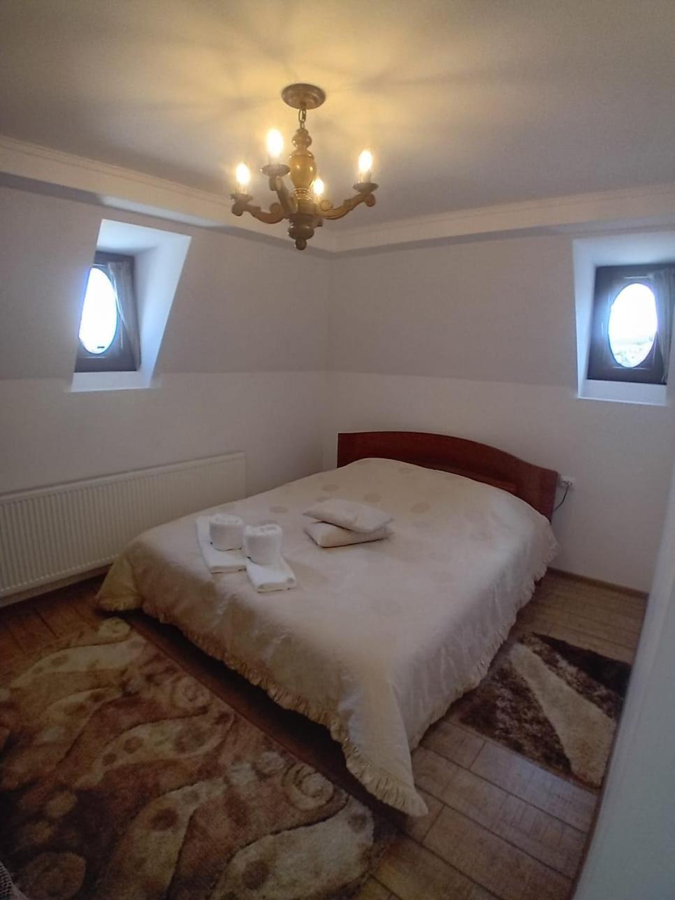 Casa Continentelor Hotel Къмпулунг Екстериор снимка