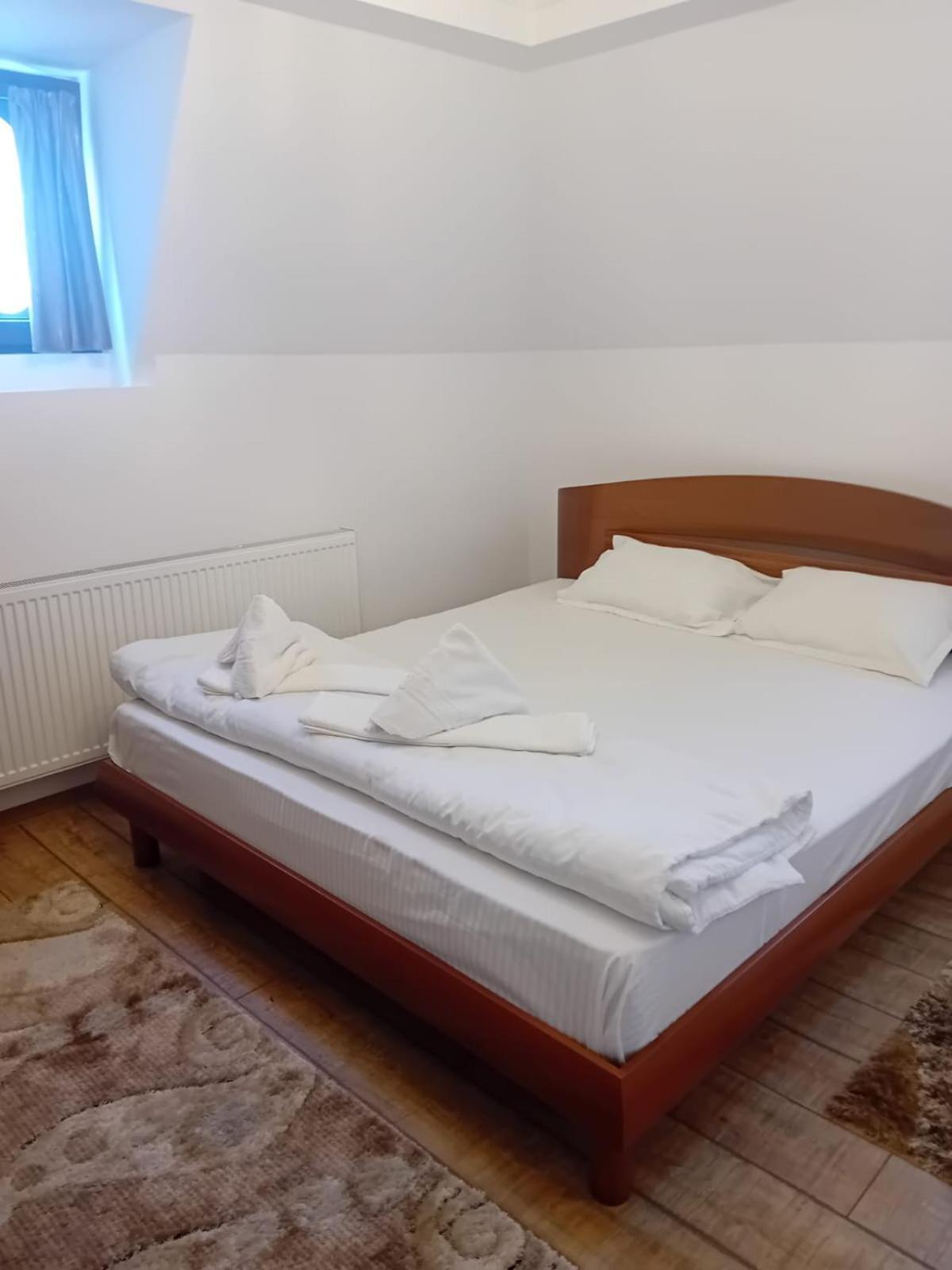 Casa Continentelor Hotel Къмпулунг Екстериор снимка