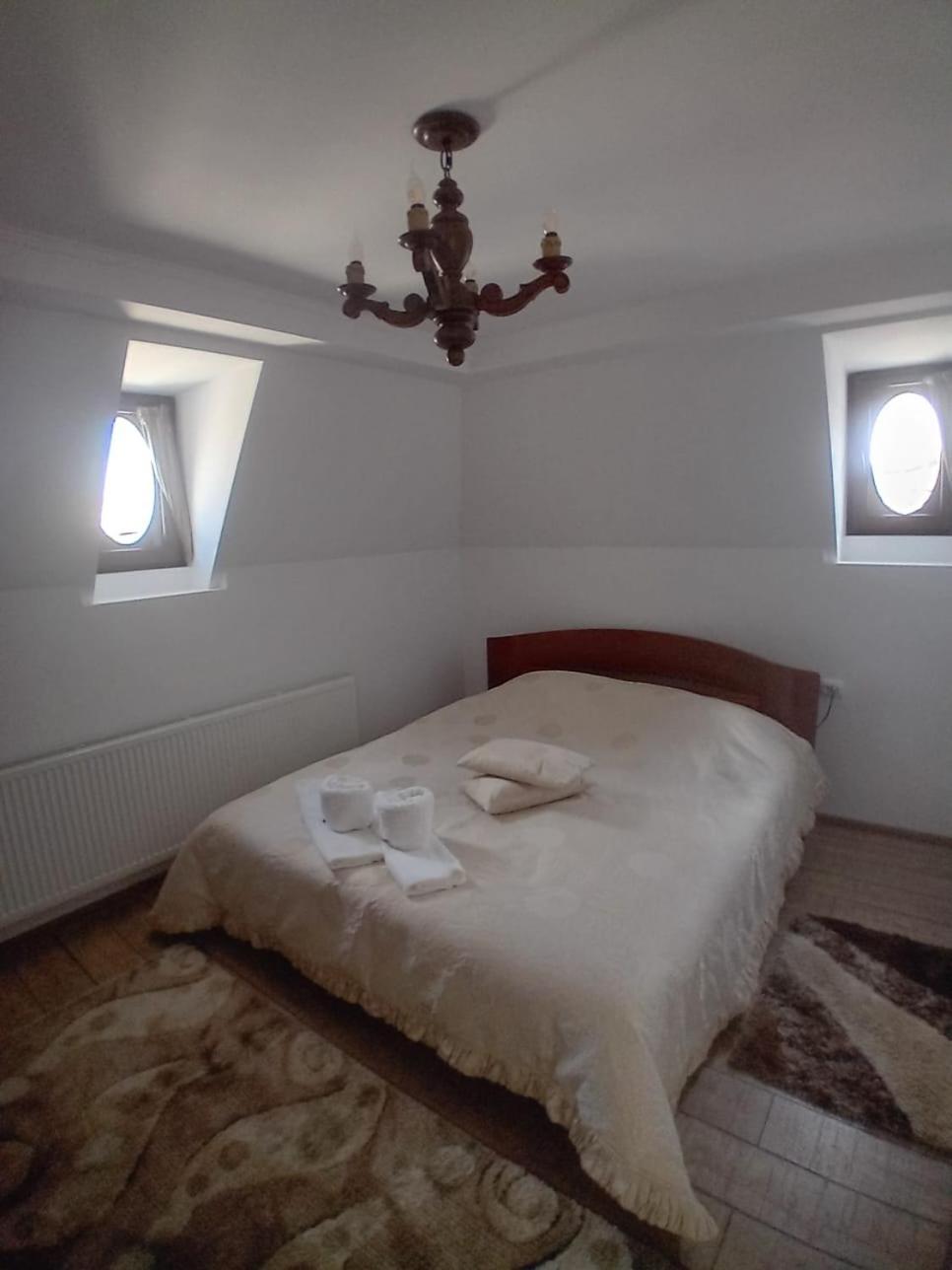 Casa Continentelor Hotel Къмпулунг Екстериор снимка