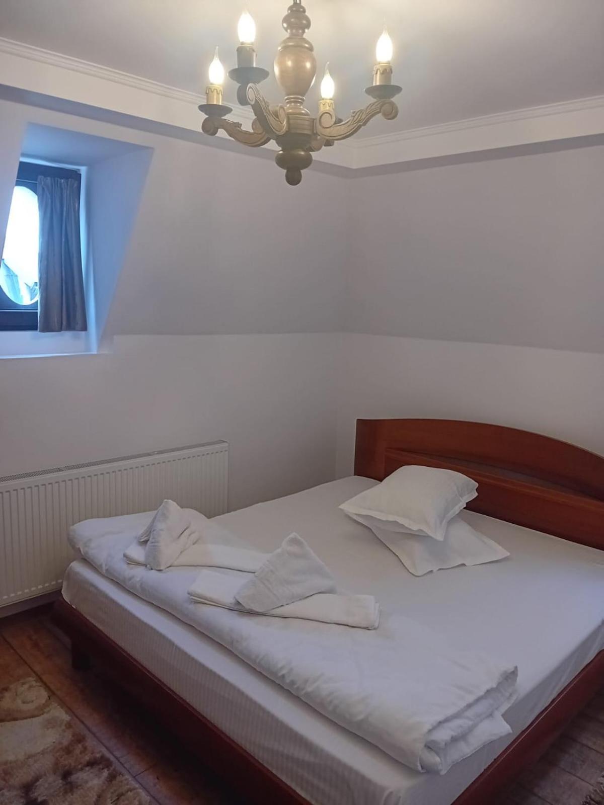 Casa Continentelor Hotel Къмпулунг Екстериор снимка